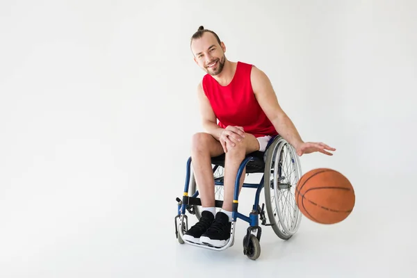 Deportista discapacitado jugando baloncesto - foto de stock