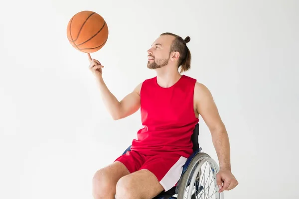 Спортсмен в инвалидной коляске играет в баскетбол — стоковое фото
