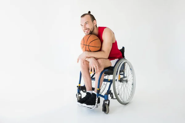 Jugador de baloncesto sentado en silla de ruedas - foto de stock