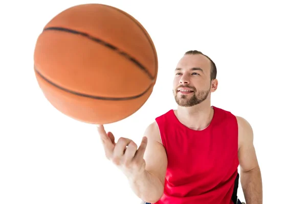Desportista em cadeira de rodas jogando basquete — Fotografia de Stock