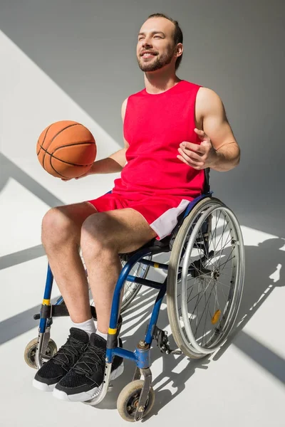 Deportista discapacitado sosteniendo baloncesto - foto de stock