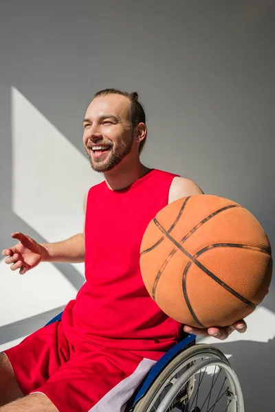 Handicapped sportsman holding basketball — Stock Photo