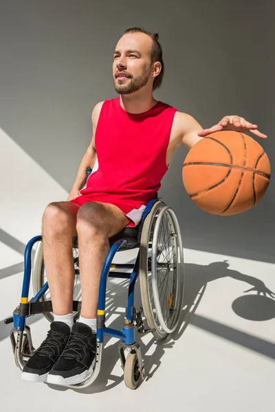 Deportista discapacitado jugando baloncesto - foto de stock