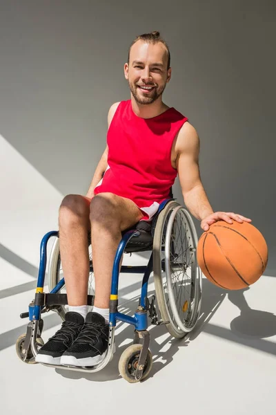 Deportista discapacitado jugando baloncesto - foto de stock