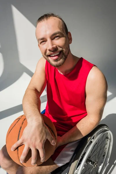 Спортсмен з обмеженими можливостями тримає баскетбол — стокове фото