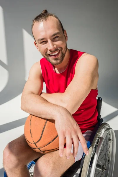 Un sportif handicapé tenant un ballon de basket — Photo de stock