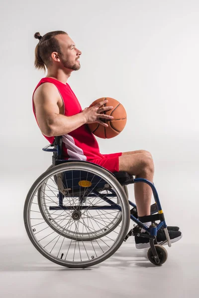 Deportista en silla de ruedas celebración de baloncesto — Stock Photo