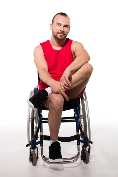 Deportista sonriente en silla de ruedas - foto de stock