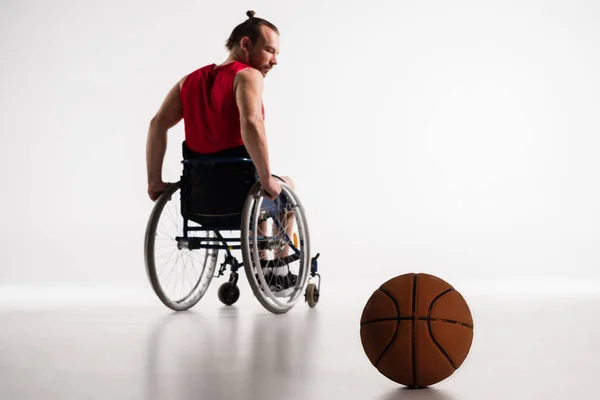 Paralimpica in sedia a rotelle con pallone da basket — Foto stock