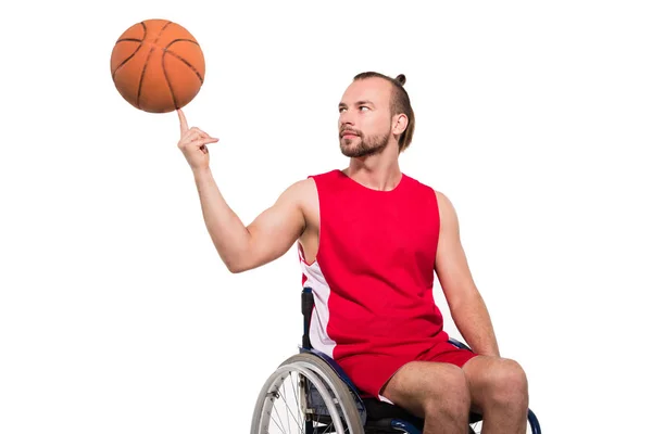 Спортсмен в инвалидной коляске играет с баскетболом — стоковое фото