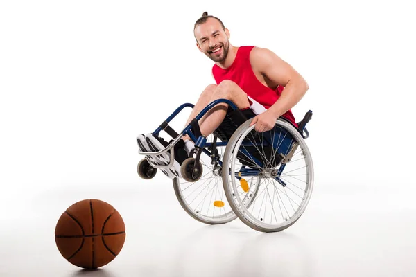 Jogador de basquete sorridente em cadeira de rodas — Fotografia de Stock