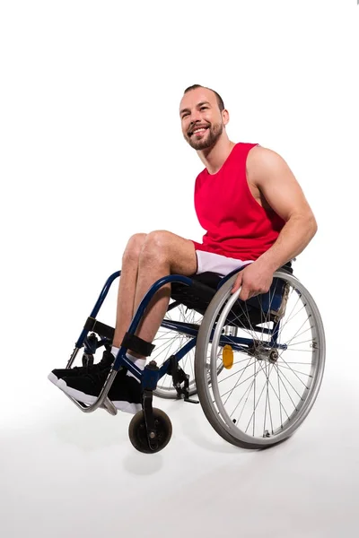 Deportista sonriente en silla de ruedas - foto de stock