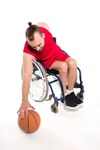 Desportista em cadeira de rodas jogando basquete — Fotografia de Stock