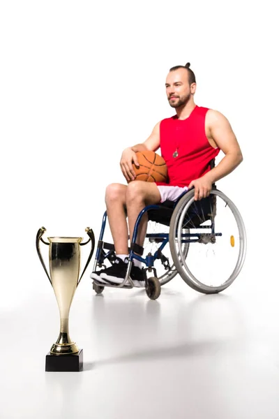 Sportsman en fauteuil roulant avec trophée — Photo de stock