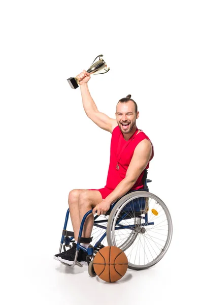 Спортсмен в инвалидной коляске с трофеем — стоковое фото