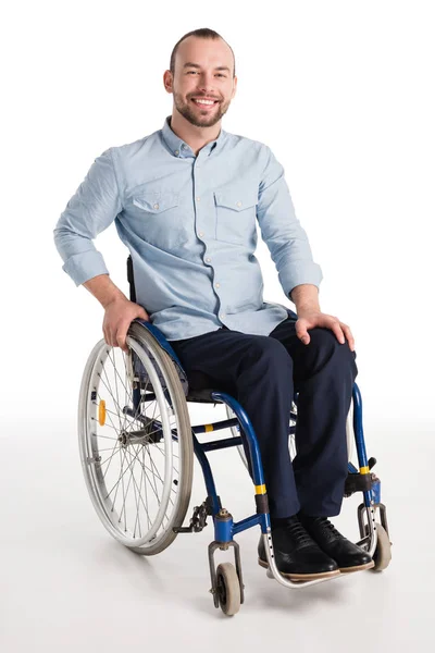 Hombre discapacitado en silla de ruedas - foto de stock