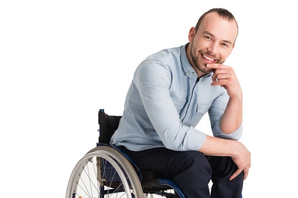 Улыбающийся инвалид в инвалидном кресле — стоковое фото