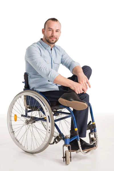Hombre sonriente en silla de ruedas - foto de stock