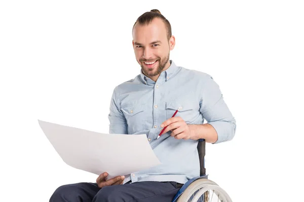 Hombre discapacitado trabajando con papeles - foto de stock