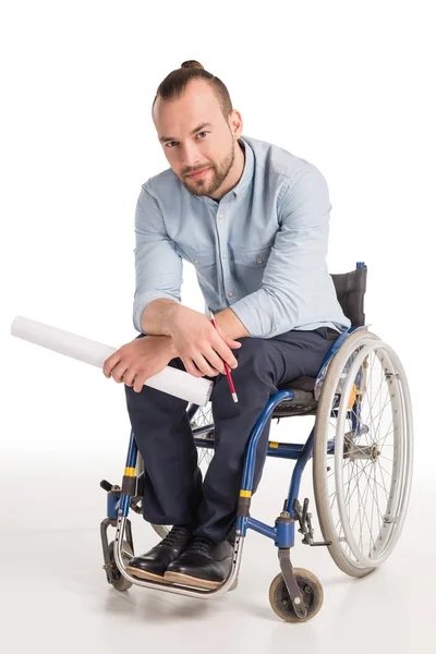 Hombre discapacitado sosteniendo papeles - foto de stock