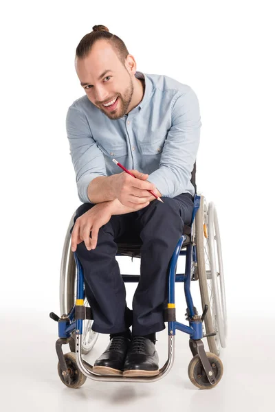 Hombre discapacitado sosteniendo pluma - foto de stock