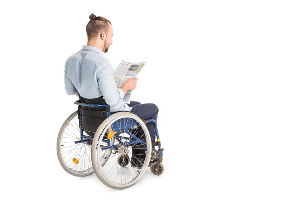 Hombre discapacitado con periódico - foto de stock