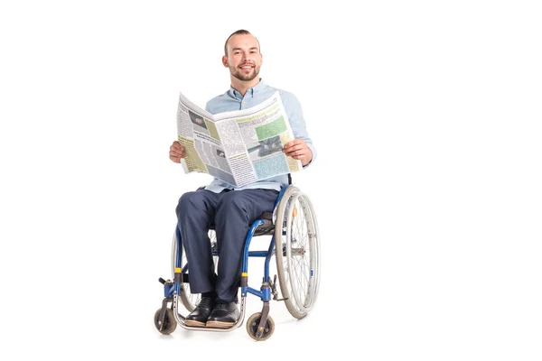 Homem em cadeira de rodas com jornal — Fotografia de Stock