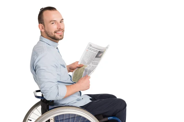 Uomo in sedia a rotelle con giornale — Foto stock
