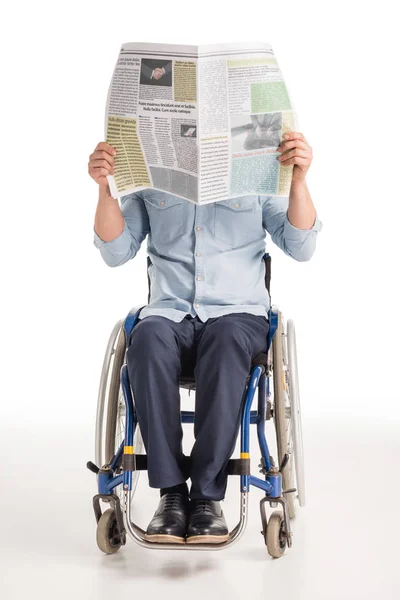 Mann im Rollstuhl mit Zeitung — Stockfoto