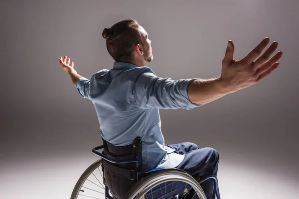 Hombre discapacitado con los brazos extendidos - foto de stock