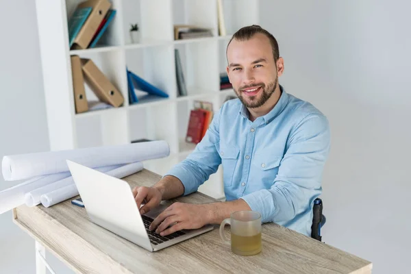 Бізнесмен, що працює з ноутбуком — Stock Photo