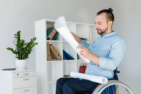 Behinderter Geschäftsmann schaut sich Dokumente an — Stockfoto