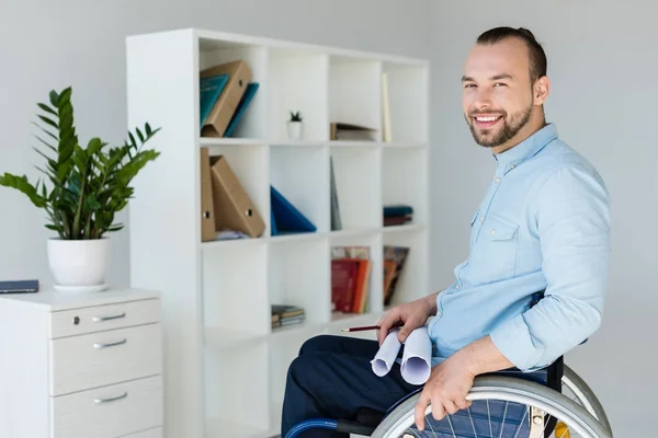 Homme d'affaires en fauteuil roulant tenant des documents — Photo de stock