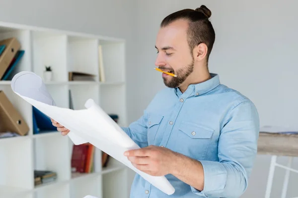 Architekt im Rollstuhl schaut sich Baupläne an — Stock Photo