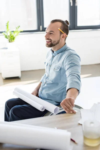 Behinderter Architekt mit Bauplänen — Stockfoto