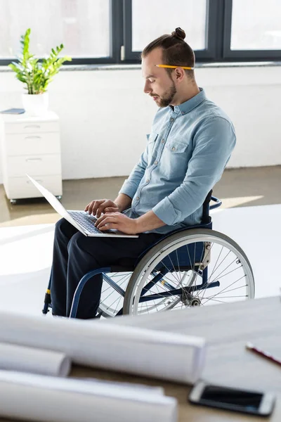 Empresario discapacitado con computadora portátil - foto de stock