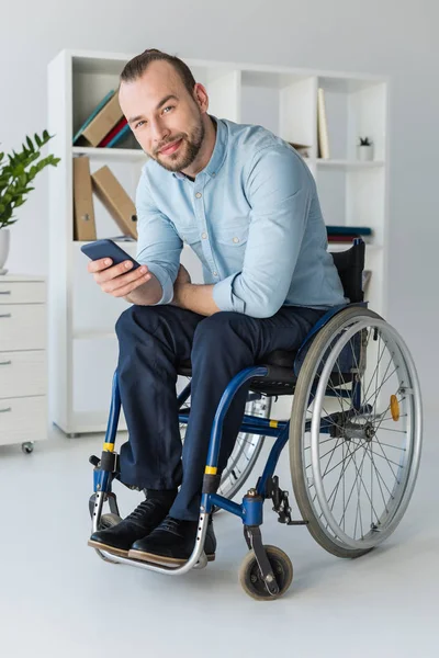 Geschäftsmann im Rollstuhl mit Smartphone — Stockfoto