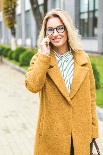 Femme blonde avec smartphone — Photo de stock