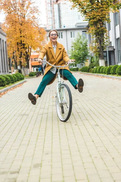 Femme à vélo — Photo de stock