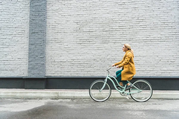 Mujer montando bicicleta - foto de stock