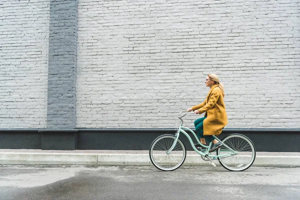 Frau fährt Fahrrad — Stockfoto