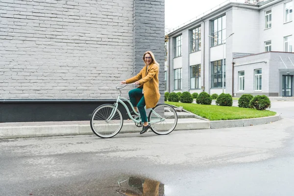 Stilvolle Frau auf dem Fahrrad — Stockfoto