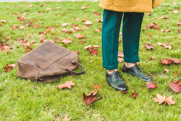 Femme jambes et sac en cuir — Photo de stock