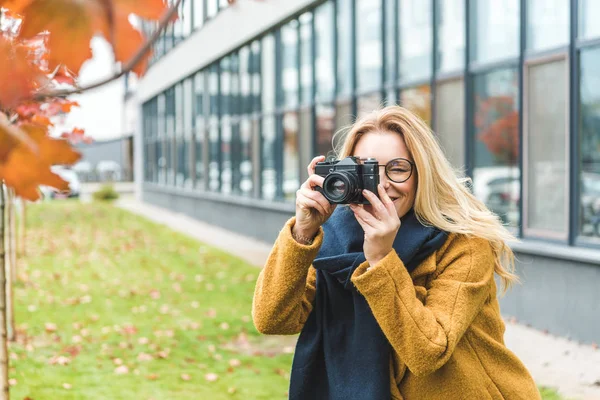 Tirar foto da árvore de outono — Fotografia de Stock