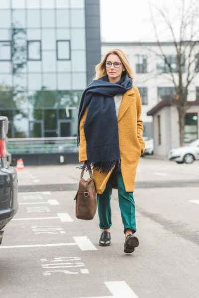 Mujer en traje de otoño en el aparcamiento - foto de stock