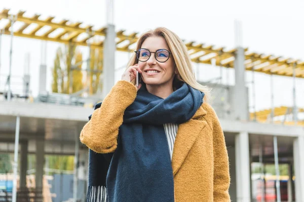 Frau spricht auf Smartphone — Stockfoto