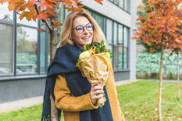 Attractive woman with flowers — Stock Photo