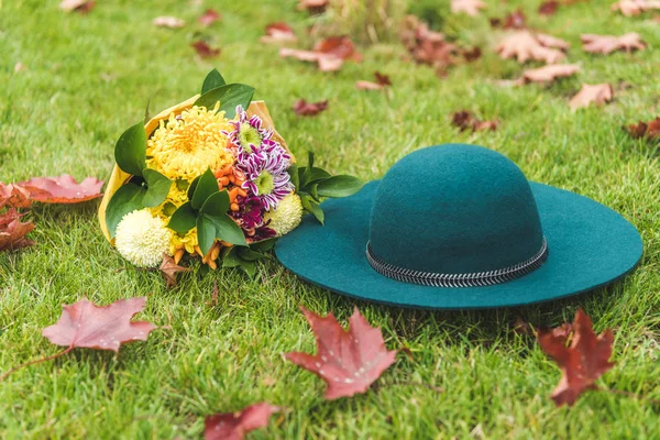 Cappello e fiori in feltro — Foto stock
