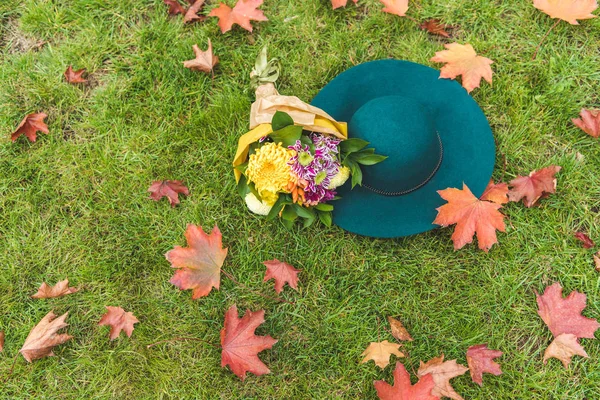 Sombrero de fieltro y ramo de flores - foto de stock