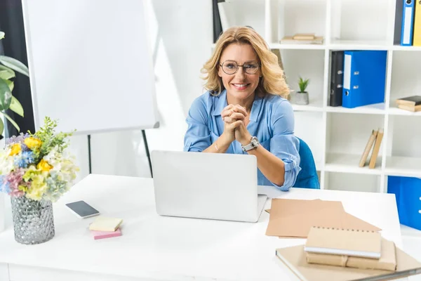 Empresária atraente no local de trabalho — Fotografia de Stock